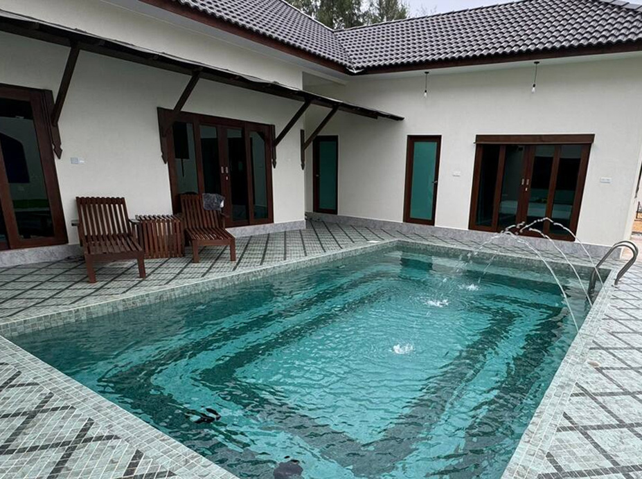 pool-emerald